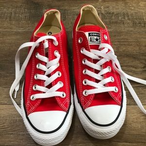 Red converse size 7 in women’s. ♥️